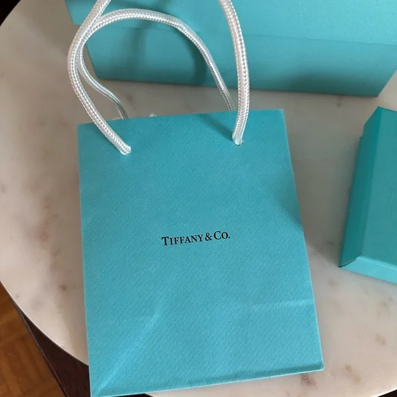 New Tiffany & Co. gifting bundle pouch, box and gift bag - Picture 4 of 4